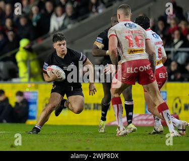 St Helens, Regno Unito. 16 febbraio 2024. Matt Davies dei London Broncos corre alla difesa dei St Helens durante la partita del primo turno della Super League Betfred St Helens vs London Broncos al Totally Wicked Stadium, St Helens, Regno Unito, 16 febbraio 2024 (foto di Steve Flynn/News Images) a St Helens, Regno Unito, il 16/2/2024. (Foto di Steve Flynn/News Images/Sipa USA) credito: SIPA USA/Alamy Live News Foto Stock