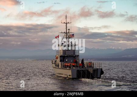 Torpedo Recovery Boat TWR-8 partecipa alle operazioni di autonomia sullo stretto di Georgia in un'area conosciuta come 'Whiskey Golf' 14 febbraio 2024. L'area di copertura è gestita dalla Canadian Forces Maritime Experimental and test Ranges, una struttura di test congiunta canadese-statunitense situata sul lato est dell'isola di Vancouver. Il campo di prova è profondo diverse centinaia di metri, lungo diverse dozzine di chilometri e largo parecchi chilometri su un fondo marino composto da fango morbido e privo di ostacoli subacquei. La struttura utilizza un sistema di tracciamento sonar 3D per monitorare le prestazioni e la posizione degli oggetti in queste acque per Foto Stock