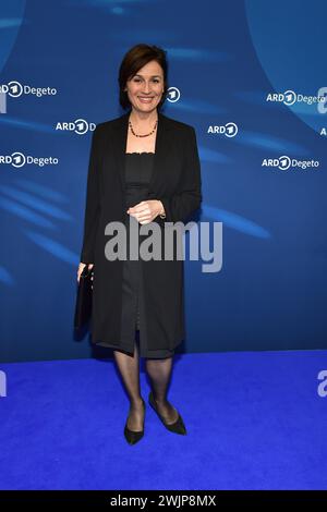 ARD BLUE HOUR EINE MILLION MINUTEN Sandra Maischberger Ankunft zur ARD BLUE HOUR anlässlich der 74. Berlinale im Hotel Telegraphenamt a Berlino, AM 16.02.2024 *** ARD BLUE HOUR EINE MILLION MINUTEN Sandra Maischberger arriva all'ARD BLUE HOUR in occasione della 74a Berlinale all'Hotel Telegraphenamt di Berlino, il 16 02 2024 Photopress Mueller Foto Stock