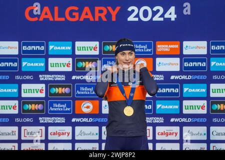 Calgary, Canada. 16 febbraio 2024. CALGARY, CANADA - 16 FEBBRAIO: Femke Kok dei Paesi Bassi podio 500m donne durante i Campionati mondiali di pattinaggio di velocità su distanze singole ISU all'Olympic Oval il 16 febbraio 2024 a Calgary, Canada. (Foto di Andre Weening/Orange Pictures) credito: Orange Pics BV/Alamy Live News Foto Stock