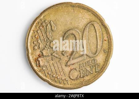Primo piano della parte anteriore di una moneta usata da 20 centesimi, sfondo bianco Foto Stock