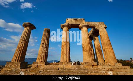 Tempio arcaico di Apollo, colonne doriche, antiche rovine greche con colonne e cielo blu, sito archeologico, Archea Korinthos, Corinto, Peloponneso Foto Stock