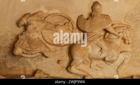 Rilievo in pietra di un cavaliere in battaglia, battaglia dei greci contro le Amazzoni, intaglio riccamente dettagliato in arenaria, Museo Archeologico, Archea Foto Stock