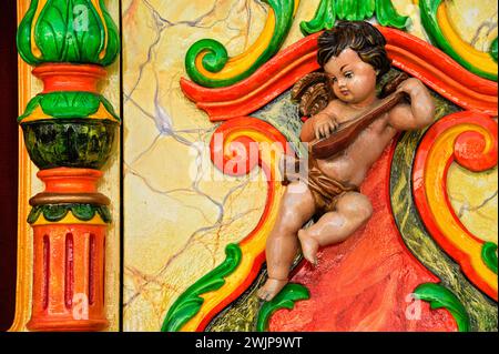 Figura in legno, colorata, cherubino presso un organo carosello, organo della fiera, storico Oktoberfest, Oktoberfest, Monaco di Baviera, alta Baviera, Baviera Foto Stock