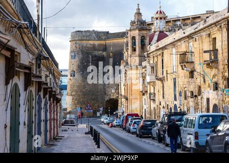 Auto parcheggiate lungo le vecchie mura fortificate di la Valletta, Malta Foto Stock