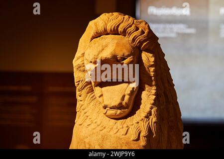 Il Leone di Korakou, scultura in pietra di un leone dell'antichità con dettagli chiari, Museo Archeologico, Archea Korinthos, Corinto, Peloponneso Foto Stock