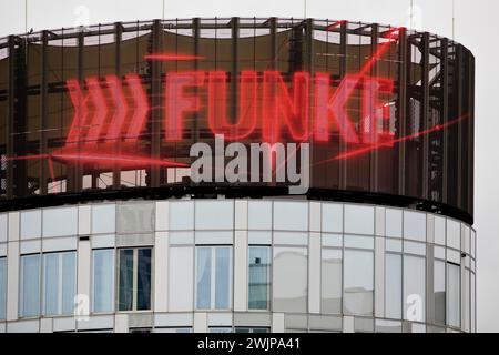 Lettering Funke sulla Funke Tower con il più grande newswall in Germania, Funke Media Group, Essen, Renania settentrionale-Vestfalia, Germania Foto Stock