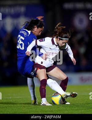 Mayra Ramirez (a sinistra) del Chelsea e Yui Hasegawa del Manchester City si battono per il pallone durante il Barclays Women's Super League match a Kingsmeadow, Londra. Data foto: Venerdì 16 febbraio 2024. Foto Stock