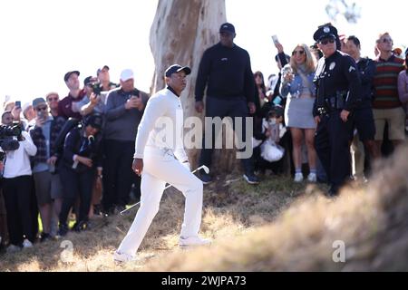 Pacific Palisades, California, Stati Uniti. 15 febbraio 2024. TIGER WOODS reagisce dopo aver giocato un tiro di recupero dopo che un colpo insolito è atterrato tra gli alberi sulla 18ma buca durante il primo round del Genesis Invitational al Riviera Country Club nel Pacifico di Palisades, California (Credit Image: © Brenton TSE/ZUMA Press Wire) SOLO PER USO EDITORIALE! Non per USO commerciale! Foto Stock