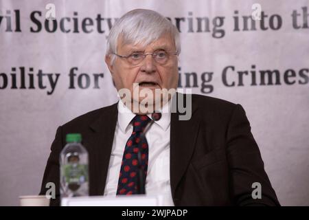 Ginevra, Svizzera. 15 febbraio 2024. Wolfgang Schomburg, ex giudice presso il Tribunale penale internazionale delle Nazioni Unite per l'ex Jugoslavia (ICTY) e il Tribunale penale internazionale per il Ruanda (ICTR) delle Nazioni Unite, parla in un'audizione della società civile sul massacro di prigionieri politici perpetrato nel 1988 dall'Iran. Un'audizione della società civile sul massacro dei prigionieri politici del 1988, organizzata dalla giustizia per le vittime del massacro del 1988 in Iran (JVMI), si è tenuta presso il Geneva Press Club. (Foto di Siavosh Hosseini/SOPA Images/Sipa USA) credito: SIPA USA/Alamy Live News Foto Stock