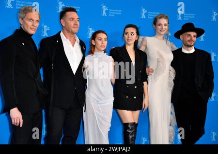 Jan Bluthardt, Marton Csokas, Greta Fernandez, Jessica Henwick, Hunter Schafer und Tilman Singer beim Photocall zum Kinofilm Cuckoo auf der Berlinale 2024 / 74. Internationale Filmfestspiele Berlin im Hotel Grand Hyatt. Berlin, 16.02.2024 *** Jan Bluthardt, Marton Csokas, Greta Fernandez, Jessica Henwick, Hunter Schafer e Tilman Singer alla photocall per il film Cuckoo al Berlinale 2024 74 Berlin International Film Festival all'Hotel Grand Hyatt Berlin, 16 02 2024 foto:Xn.xKubelkax/xFuturexImagex cuckoo 4241 Foto Stock