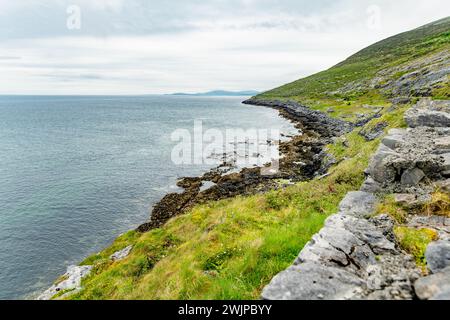 Spettacolare paesaggio nebbioso nella regione di Burren, nella contea di Clare, Irlanda. Roccia calcarea esposta al Burren National Park. Rozza irlandese Foto Stock