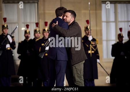 Parigi, Francia. 16 febbraio 2024. Il presidente francese Emmanuel Macron, a sinistra, abbraccia il presidente ucraino Volodymyr Zelenskyy, a destra, all'arrivo al Palazzo Elysee, 16 febbraio 2024 a Parigi, Francia. Credito: Pool Photo/Ufficio Stampa Presidenziale ucraino/Alamy Live News Foto Stock
