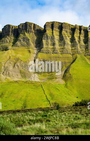 Veduta aerea di Benbulbin, noto anche come Benbulben o Ben Bulben, iconico punto di riferimento, grande formazione rocciosa nunatak dalla cima piatta. Magnifica strada costiera Foto Stock