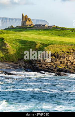 Famoso castello di Classiebawn nel pittoresco paesaggio di Mullaghmore Head. Spettacolare vista del tramonto con enormi onde che si infrangono a terra. Punto di firma di Wil Foto Stock