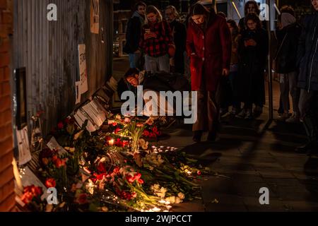 Den Haag, Olanda meridionale, Paesi Bassi. 16 febbraio 2024. Un uomo accende una candela a veglia per ALEXEY NAVALNY. Il 16 febbraio 2024, decine di lutto, con insegne, ritratti, e candele, riunite davanti all'ambasciata russa per onorare NAVALNY. (Credit Image: © James Petermeier/ZUMA Press Wire) SOLO PER USO EDITORIALE! Non per USO commerciale! Foto Stock