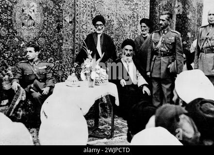 Shah tra i leader religiosi. -- Muhammed Reza Shah Pahlevi (a sinistra), lo scià dell'Iran, seduto tra i membri della gerarchia musulmana a Maku quando ha fatto la sua prima visita nella provincia dell'Azerbaigian da quando è salito al trono. 19 giugno 1947. Foto Stock