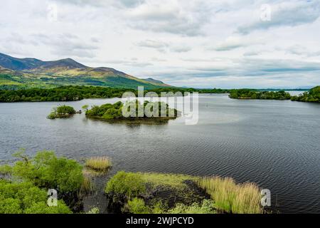Vista aerea di Lough Leane, enorme lago situato nel Parco Nazionale di Killarney, famoso del Castello di Ross sulla sua riva, contea di Kerry, Irlanda. Foto Stock