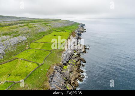 Spettacolare paesaggio aereo nebbioso nella regione di Burren, nella contea di Clare, Irlanda. Roccia calcarea esposta al Burren National Park. Rude io Foto Stock