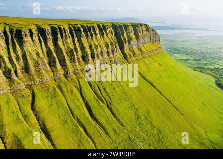 Veduta aerea di Benbulbin, noto anche come Benbulben o Ben Bulben, iconico punto di riferimento, grande formazione rocciosa nunatak dalla cima piatta. Magnifica strada costiera Foto Stock