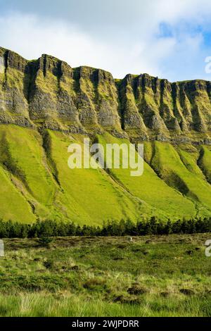 Veduta aerea di Benbulbin, noto anche come Benbulben o Ben Bulben, iconico punto di riferimento, grande formazione rocciosa nunatak dalla cima piatta. Magnifica strada costiera Foto Stock