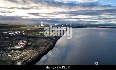 Vista aerea con droni della costa di Kinneil, della raffineria di petrolio di Bo'ness e Grangemouth in lontananza Foto Stock