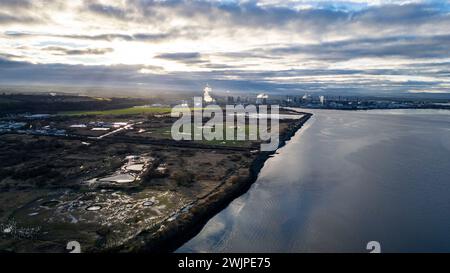 Vista aerea con droni della costa di Kinneil, della raffineria di petrolio di Bo'ness e Grangemouth in lontananza Foto Stock