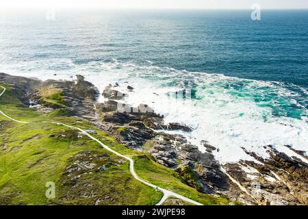 Costa rocciosa e rocciosa a Malin Head, il punto più settentrionale dell'Irlanda, Wild Atlantic Way, spettacolare percorso costiero. Meraviglie della natura. Numerose Discovery Foto Stock