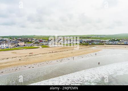 Vista aerea di Kilkee, piccola città costiera, famosa come località balneare, situata nella baia a ferro di cavallo e protetta dall'Oceano Atlantico dalla Duggerna Foto Stock