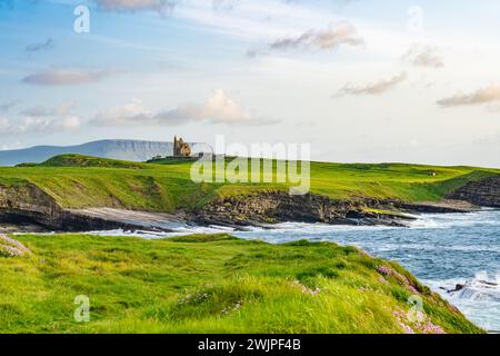 Famoso castello di Classiebawn nel pittoresco paesaggio di Mullaghmore Head. Spettacolare vista del tramonto con enormi onde che si infrangono a terra. Punto di firma di Wil Foto Stock