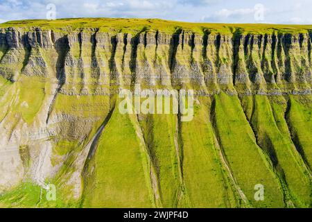 Veduta aerea di Benbulbin, noto anche come Benbulben o Ben Bulben, iconico punto di riferimento, grande formazione rocciosa nunatak dalla cima piatta. Magnifica strada costiera Foto Stock