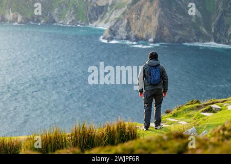 Turista a Slieve League, le scogliere marine più alte dell'Irlanda, situate nel sud-ovest di Donegal lungo questo magnifico percorso costiero. Uno dei più popu Foto Stock