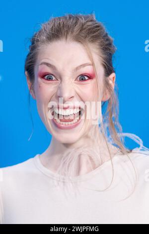 Berlino, Germania. 16 febbraio 2024. Hunter Schafer partecipa al Cuckoo Photocall durante il 74° Berlinale International Film Festival di Berlino al Grand Hyatt Hotel di Berlino, in Germania, il 16 febbraio 2024. Foto di Aurore Marechal/ABACAPRESS.COM credito: Abaca Press/Alamy Live News Foto Stock