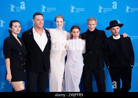 Berlino, Germania. 16 febbraio 2024. Jan Bluthardt, Marton Csokas, Greta Fernandez, Jessica Henwick, Hunter Schafer e Tilman Singer che partecipano al Cuckoo Photocall durante il 74° Berlinale International Film Festival Berlin al Grand Hyatt Hotel di Berlino, Germania, il 16 febbraio 2024. Foto di Aurore Marechal/ABACAPRESS.COM credito: Abaca Press/Alamy Live News Foto Stock