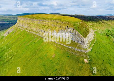 Veduta aerea di Benbulbin, noto anche come Benbulben o Ben Bulben, iconico punto di riferimento, grande formazione rocciosa nunatak dalla cima piatta. Magnifica strada costiera Foto Stock