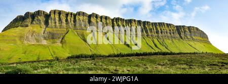 Veduta aerea di Benbulbin, noto anche come Benbulben o Ben Bulben, iconico punto di riferimento, grande formazione rocciosa nunatak dalla cima piatta. Magnifica strada costiera Foto Stock