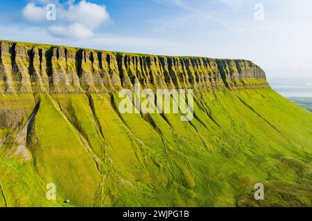 Veduta aerea di Benbulbin, noto anche come Benbulben o Ben Bulben, iconico punto di riferimento, grande formazione rocciosa nunatak dalla cima piatta. Magnifica strada costiera Foto Stock