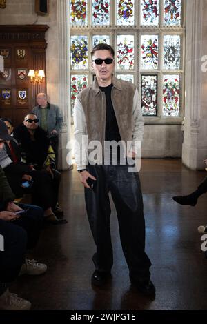 Londra, Regno Unito. 16 febbraio 2024. HU Bing partecipa alla sfilata Edward Crutchley come parte della London Fashion Week tenutasi presso Ironmongers’ Hall. Crediti: Katie Collins/EMPICS/Alamy Live News Foto Stock