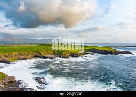 Famoso castello di Classiebawn nel pittoresco paesaggio di Mullaghmore Head. Spettacolare vista del tramonto con enormi onde che si infrangono a terra. Punto di firma di Wil Foto Stock