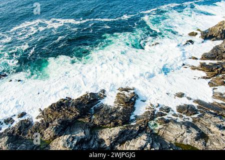 Costa rocciosa e rocciosa a Malin Head, il punto più settentrionale dell'Irlanda, Wild Atlantic Way, spettacolare percorso costiero. Meraviglie della natura. Numerose Discovery Foto Stock