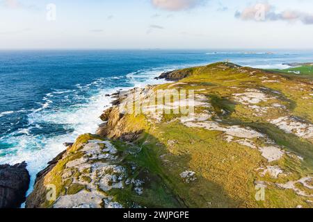 Vista aerea della corona di Banba's, iconica gemma di Malin Head, il punto più settentrionale dell'Irlanda, la famosa Wild Atlantic Way, spettacolare percorso costiero. Meraviglie di Foto Stock