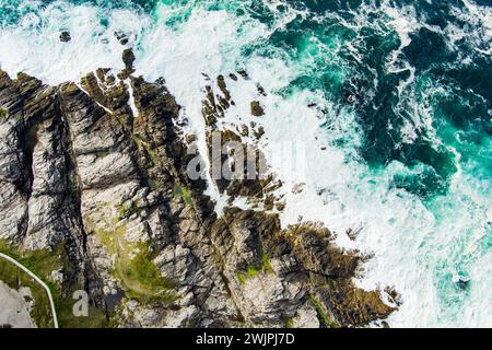 Costa rocciosa e rocciosa a Malin Head, il punto più settentrionale dell'Irlanda, Wild Atlantic Way, spettacolare percorso costiero. Meraviglie della natura. Numerose Discovery Foto Stock