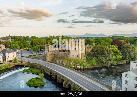 Castello di Cahir, uno dei castelli medievali più importanti e meglio conservati d'Irlanda, situato su un'isola rocciosa sul fiume Suir, contea di Tipperary, IRE Foto Stock