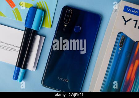 3 agosto 2020, foto di uno smartphone con scatola di cartone e scheda cellulare, Indonesia Foto Stock