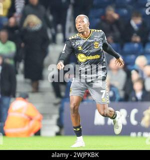 West Bromwich, Regno Unito. 16 febbraio 2024. Joe Aribo di Southampton durante l'EFL Sky Bet Championship match tra West Bromwich Albion e Southampton agli Hawthorns di West Bromwich, Inghilterra, il 16 febbraio 2024. Foto di Stuart Leggett. Solo per uso editoriale, licenza richiesta per uso commerciale. Non utilizzare in scommesse, giochi o pubblicazioni di singoli club/campionato/giocatori. Crediti: UK Sports Pics Ltd/Alamy Live News Foto Stock