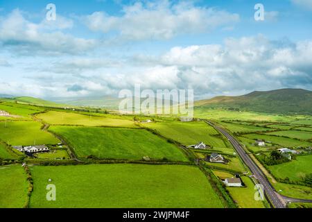 Vista aerea di pascoli lussureggianti e terreni agricoli della penisola di Dingle in Irlanda. Splendida campagna irlandese con campi e prati verde smeraldo. R Foto Stock