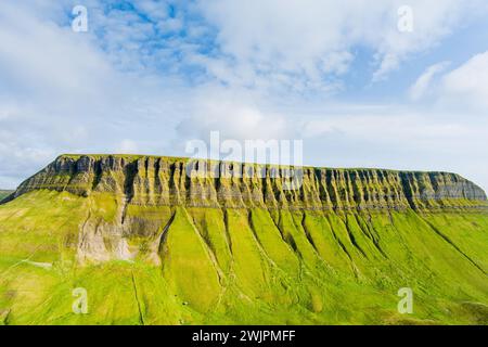 Veduta aerea di Benbulbin, noto anche come Benbulben o Ben Bulben, iconico punto di riferimento, grande formazione rocciosa nunatak dalla cima piatta. Magnifica strada costiera Foto Stock