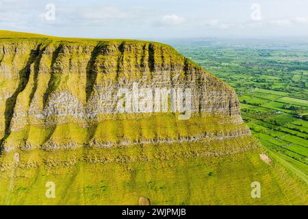 Veduta aerea di Benbulbin, noto anche come Benbulben o Ben Bulben, iconico punto di riferimento, grande formazione rocciosa nunatak dalla cima piatta. Magnifica strada costiera Foto Stock