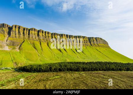 Veduta aerea di Benbulbin, noto anche come Benbulben o Ben Bulben, iconico punto di riferimento, grande formazione rocciosa nunatak dalla cima piatta. Magnifica strada costiera Foto Stock