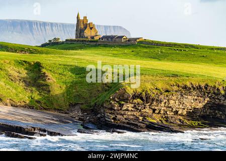 Famoso castello di Classiebawn nel pittoresco paesaggio di Mullaghmore Head. Spettacolare vista del tramonto con enormi onde che si infrangono a terra. Punto di firma di Wil Foto Stock